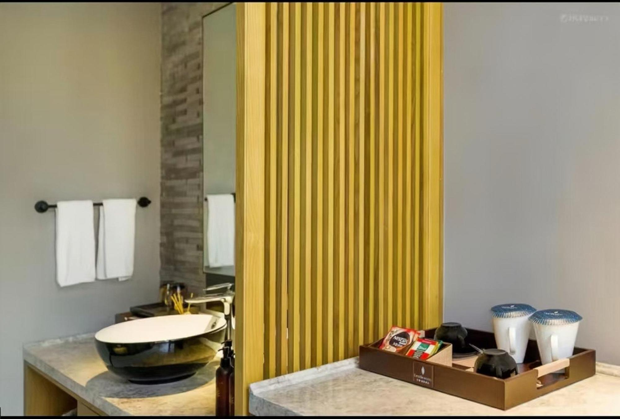 Mehood Lestie International Hotel Nancun Wanbo Metro Station Branch - Free Shuttle Bus To Canton Fair Complex During Canton Fair Period & Free Breakfast & Free Afternoon Tea & Free Midnight Snack & Free Vpn Internet Access Esterno foto