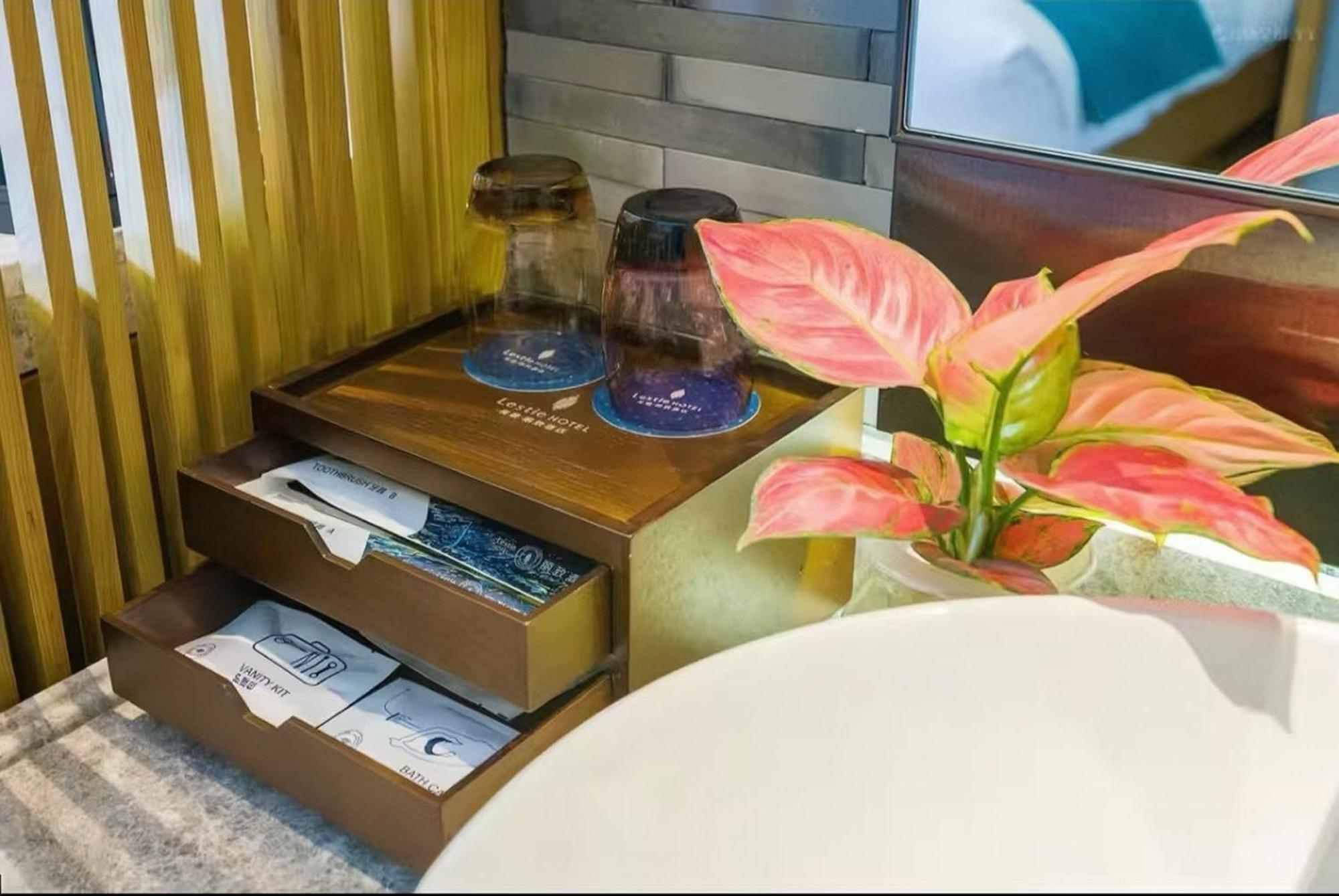 Mehood Lestie International Hotel Nancun Wanbo Metro Station Branch - Free Shuttle Bus To Canton Fair Complex During Canton Fair Period & Free Breakfast & Free Afternoon Tea & Free Midnight Snack & Free Vpn Internet Access Esterno foto