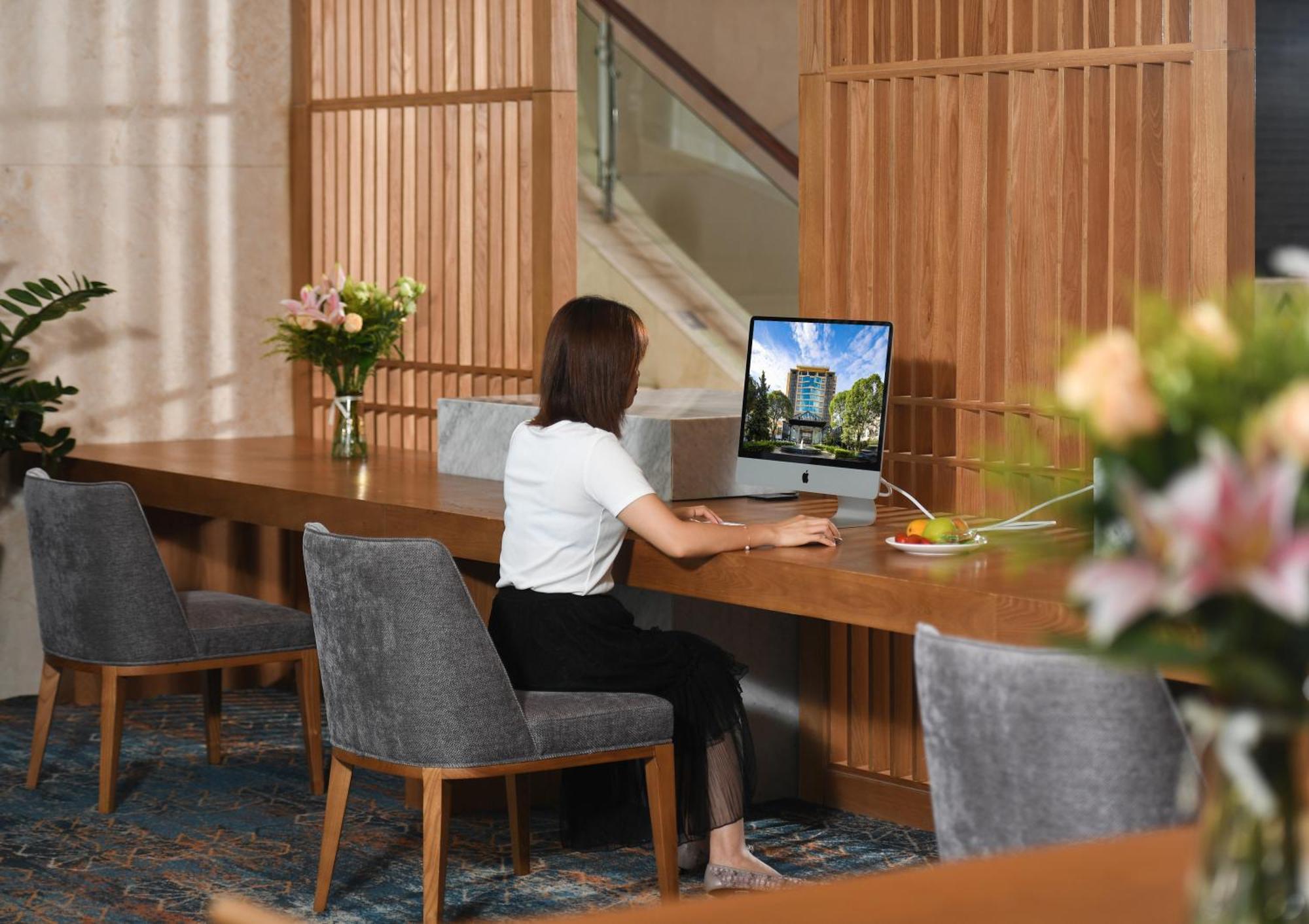 Mehood Lestie International Hotel Nancun Wanbo Metro Station Branch - Free Shuttle Bus To Canton Fair Complex During Canton Fair Period & Free Breakfast & Free Afternoon Tea & Free Midnight Snack & Free Vpn Internet Access Esterno foto